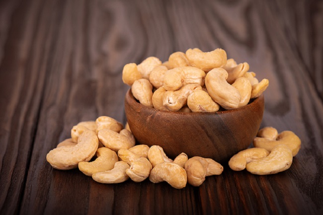 Cashews-Nuts-in-a-Wooden-Bowl