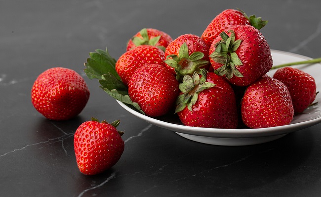 Fresh-Strawberries-on-a-Plate