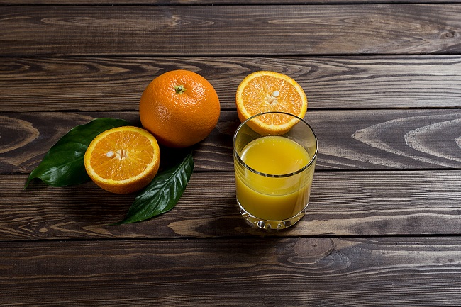 Orange-Juice-and-Sliced-Oranges