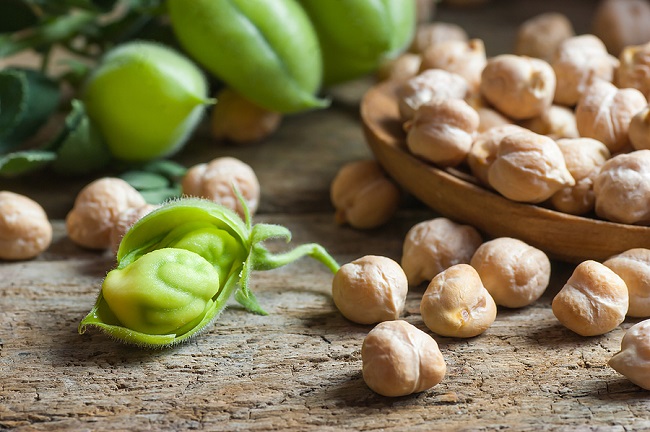 Uncooked-Dried-Chickpeas-on-Table